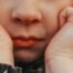 Visage d’un enfant soucieux les mains posées sur les joues