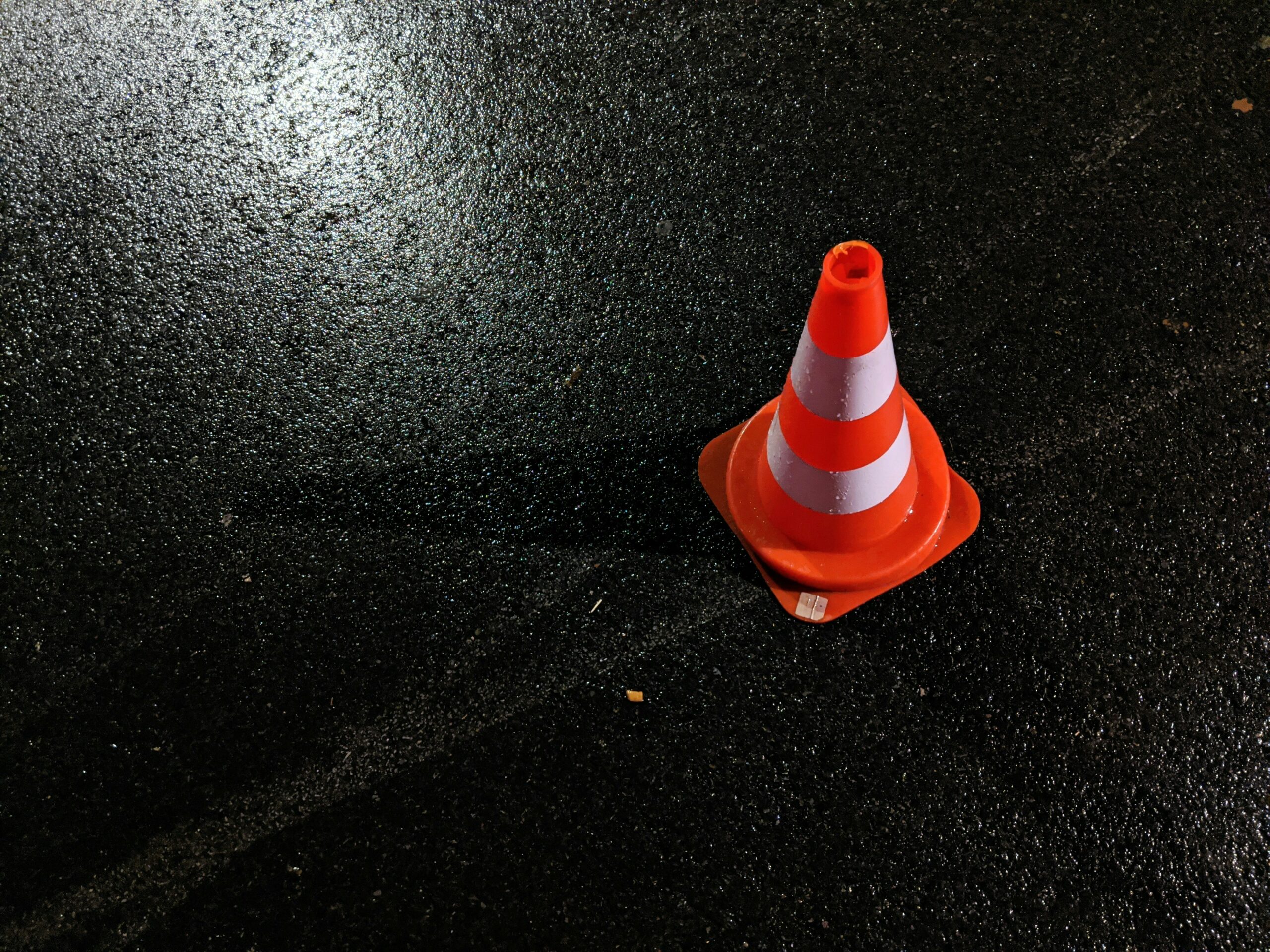 Cône de signalisation sur une chaussée mouillée